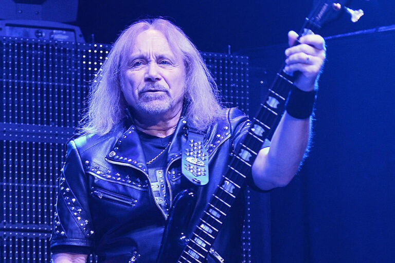 Ο Ian Hill αποσύρεται
